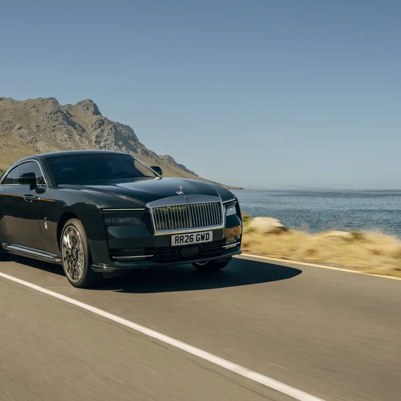 Rolls-Royce Spectre schuin van voren