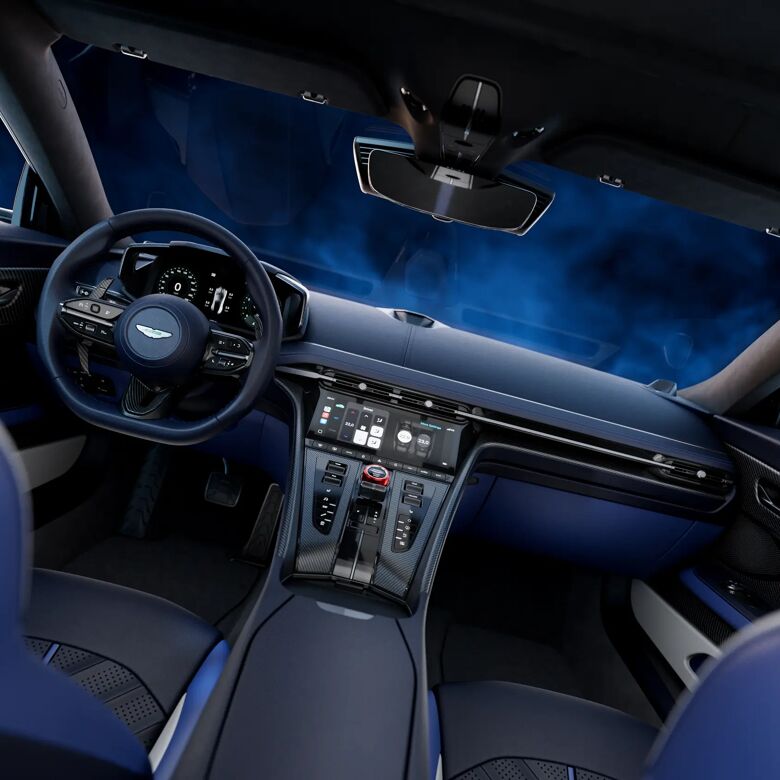 Interieur van de Aston Martin DB12 S met stuur en blauwe hemelbekleding, overzicht van de cabine