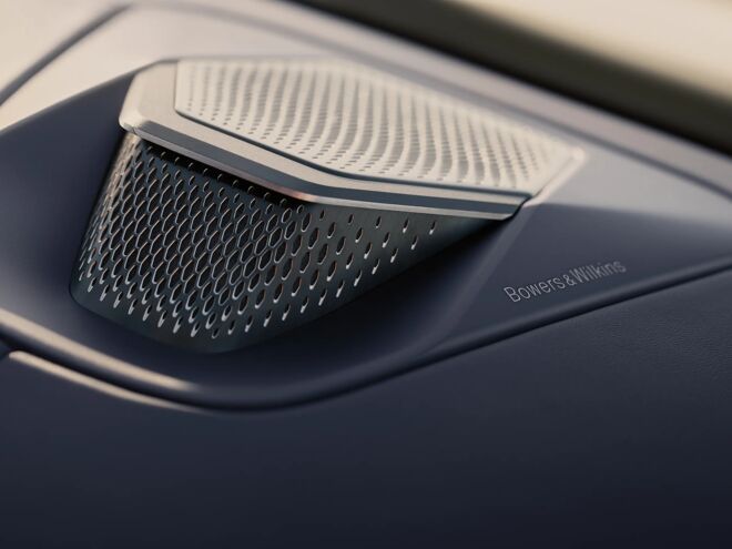 Detail van de Bowers & Wilkins-speaker op het dashboard van de Aston Martin Vantage Roadster
