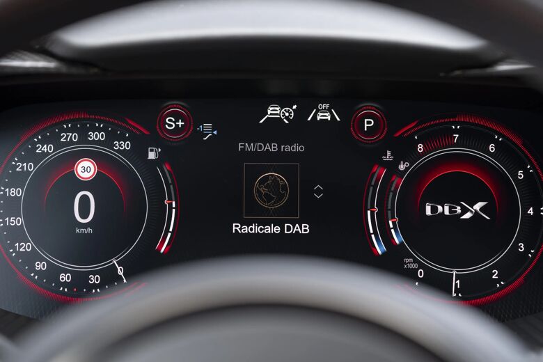 Volledig digitaal dashboard van de Aston Martin DBX 707 met snelheidsmeter en toerenteller