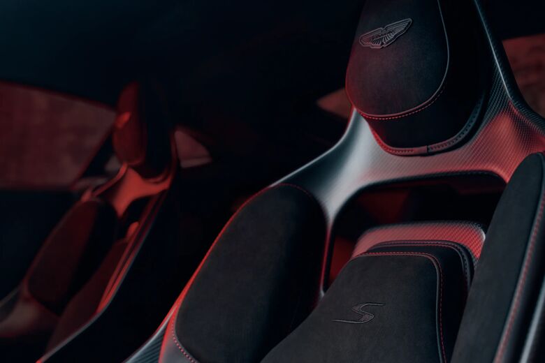 Detail van de sportstoelen van de Aston Martin Vantage S met het Aston Martin-logo op de hoofdsteun