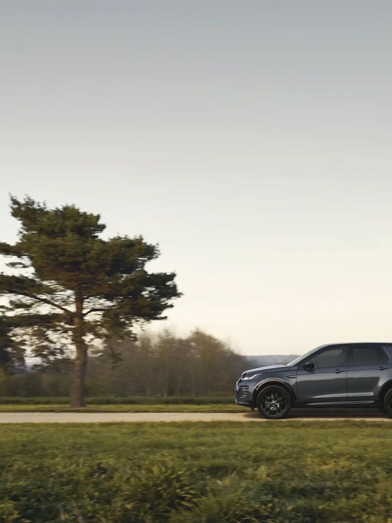 02-land-rover-discovery-sport-2024-rijdend-hse