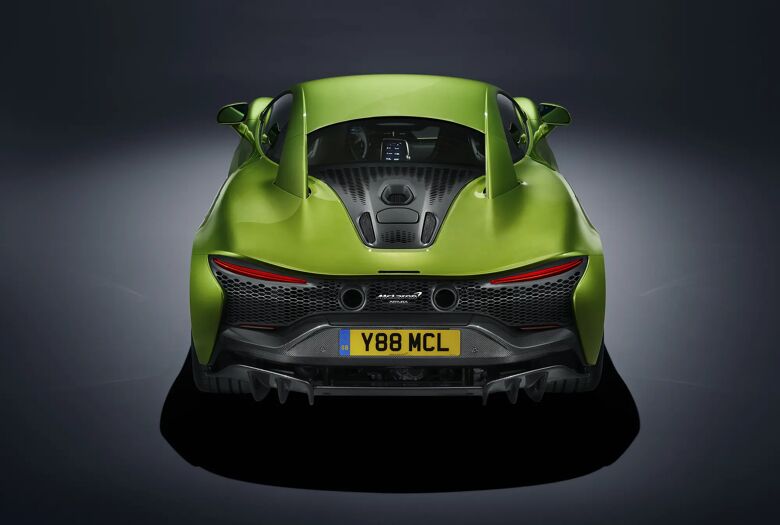 Groene McLaren Artura recht van achteren met verlichte achterlichten in studio