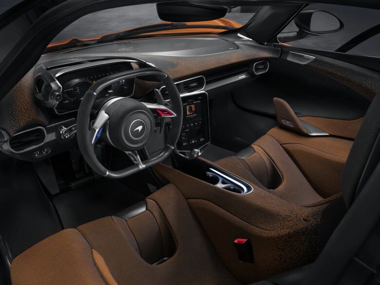 Interieur van de McLaren W1 met dashboard in carbon en oranje accenten