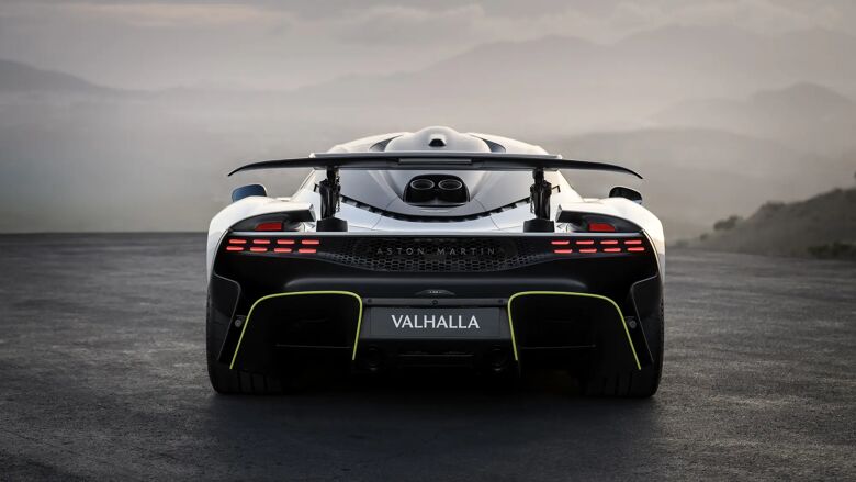 Aston Martin Valhalla geparkeerd, achterzijde met Valhalla-belettering en bergen