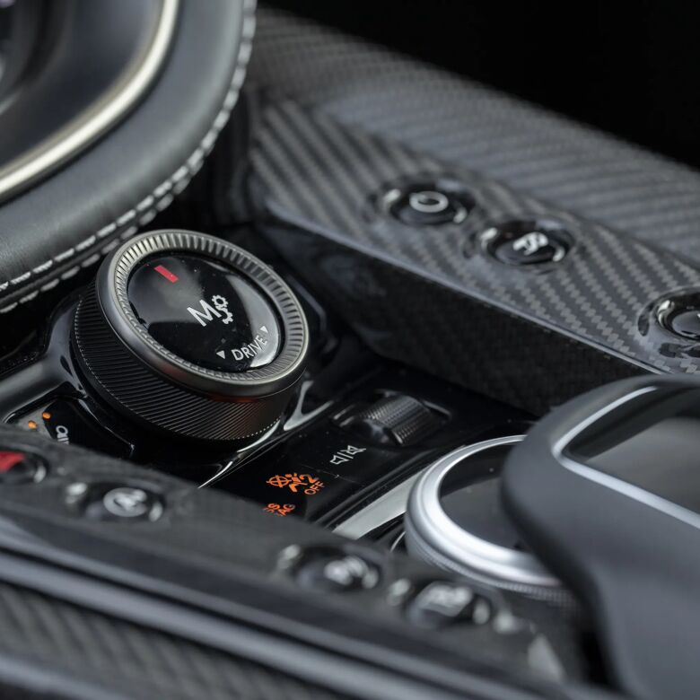 Detail van de bedieningsknoppen op de middenconsole van de Aston Martin DBX 707