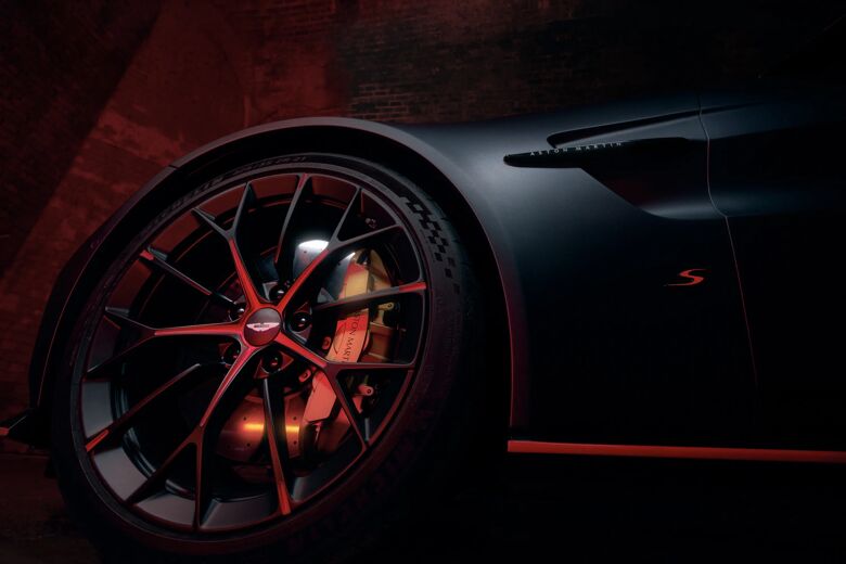 Close-up van de rood-zwarte velg en gouden remklauw van de Aston Martin Vantage S