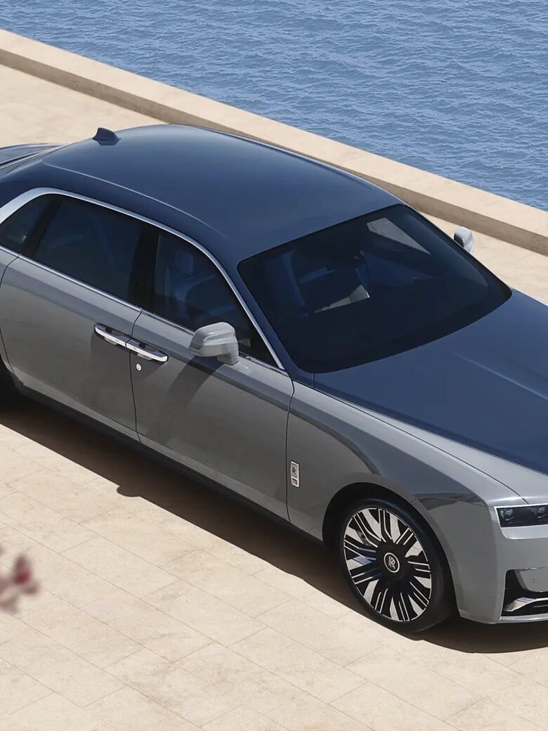 Rolls-Royce Ghost Extended van bovenaf gefotografeerd op een terras aan zee