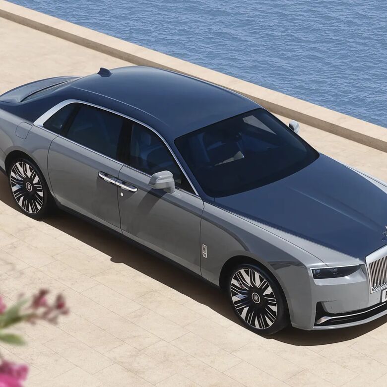 Rolls-Royce Ghost Extended van bovenaf gefotografeerd op een terras aan zee