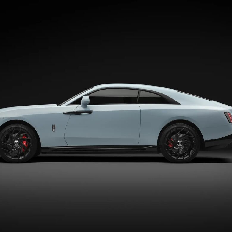 Zijaanzicht van de Rolls-Royce Spectre Black Badge