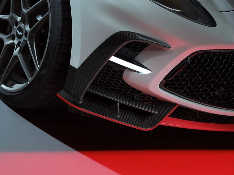 Detail van het voorwiel, de bumper en koplamp van de witte Aston Martin DBX S