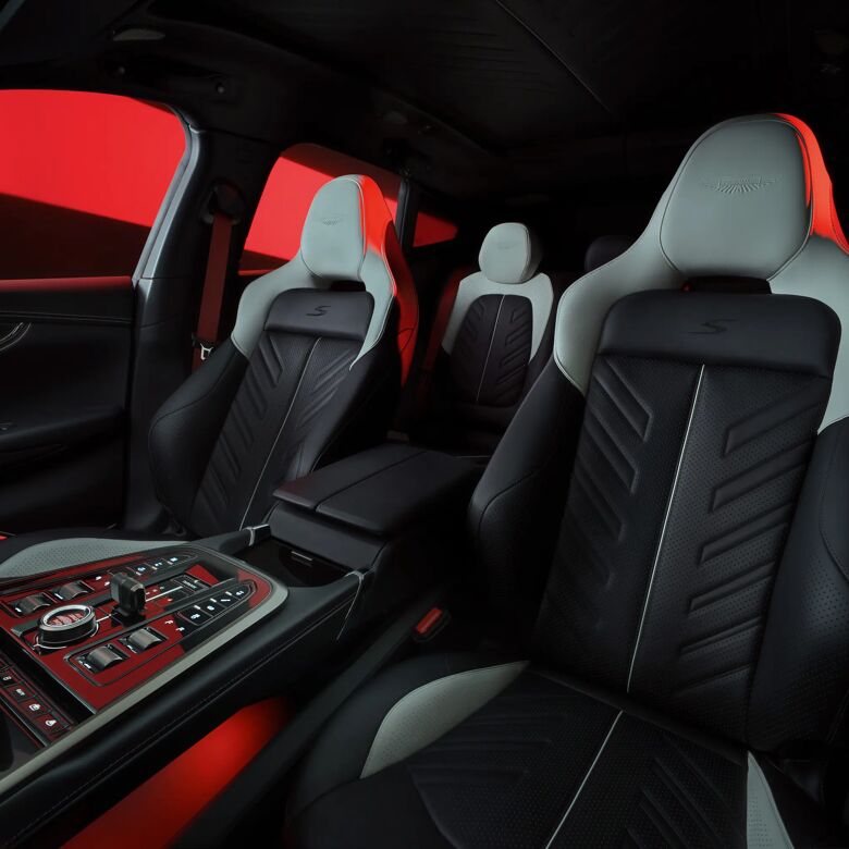 Interieur van de Aston Martin DBX S met sportstoelen en middenconsole in zwart-wit leer