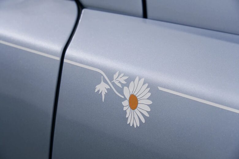 Madeliefje-decoratie op het portier van de Rolls-Royce Cullinan Daisy-editie
