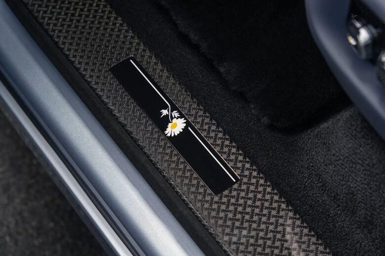 Verlichte instaplijst met madeliefje-embleem van de Cullinan Daisy-editie
