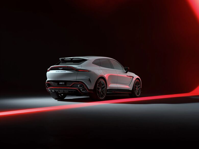 Witte Aston Martin DBX S van achteren in een studio, met DBX S-belettering