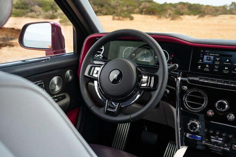 Stuurwiel met Rolls-Royce-embleem gezien vanuit het interieur