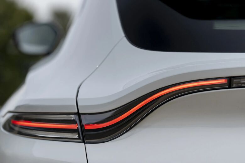 Detail van het achterlicht van de witte Aston Martin DBX 707 met rode LED-verlichting