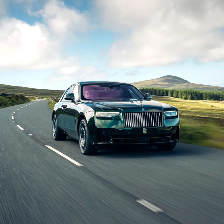 Rolls-Royce Ghost Black Badge Tourist Trophy-editie rijdt door een glooiend heuvellandschap.