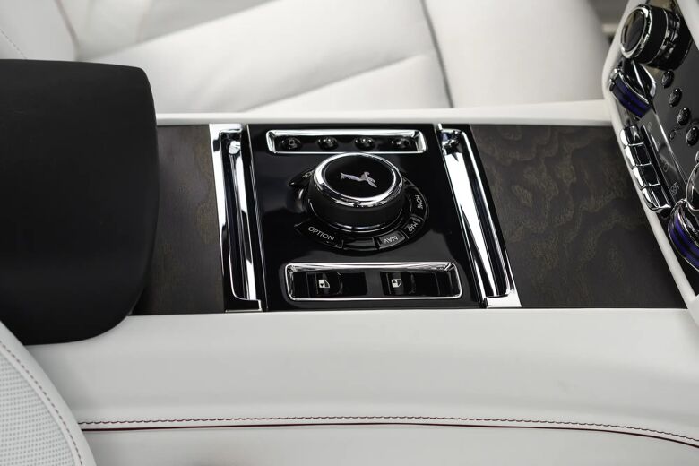 Close-up van de middenconsole met bedieningsknoppen tussen de achterstoelen