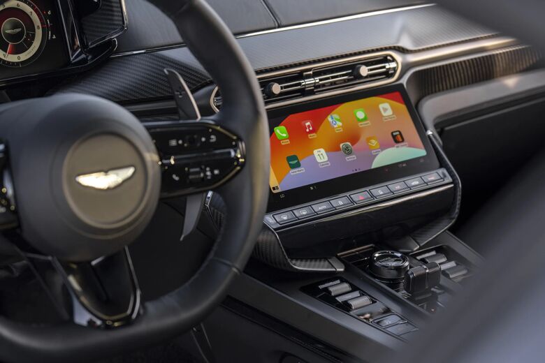 Interieur van de Aston Martin Vanquish met stuur en centraal touchscreen