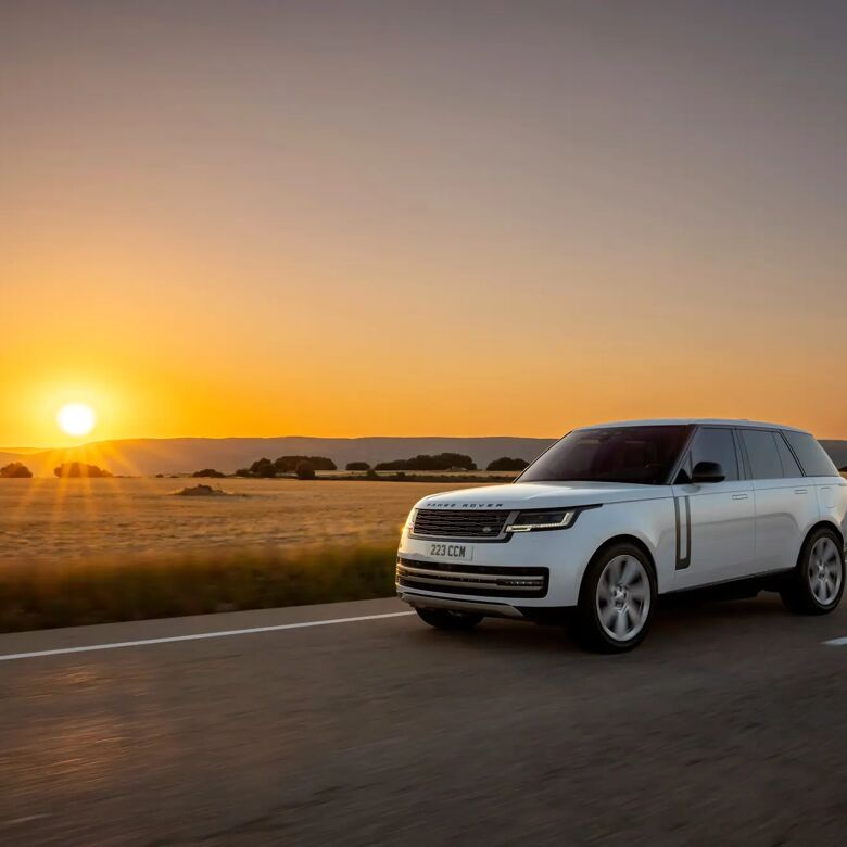 01-range-rover-hse-p440e-rijdend-zonsondergang