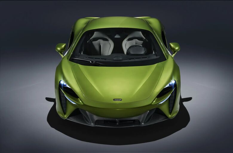 Groene McLaren Artura recht van voren gefotografeerd in studio