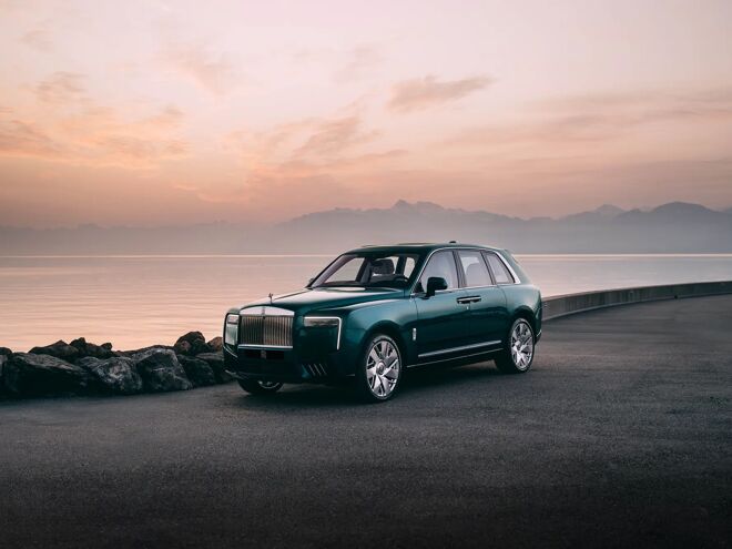 Rolls-Royce Cullinan Yachting bij zonsondergang aan de waterkant