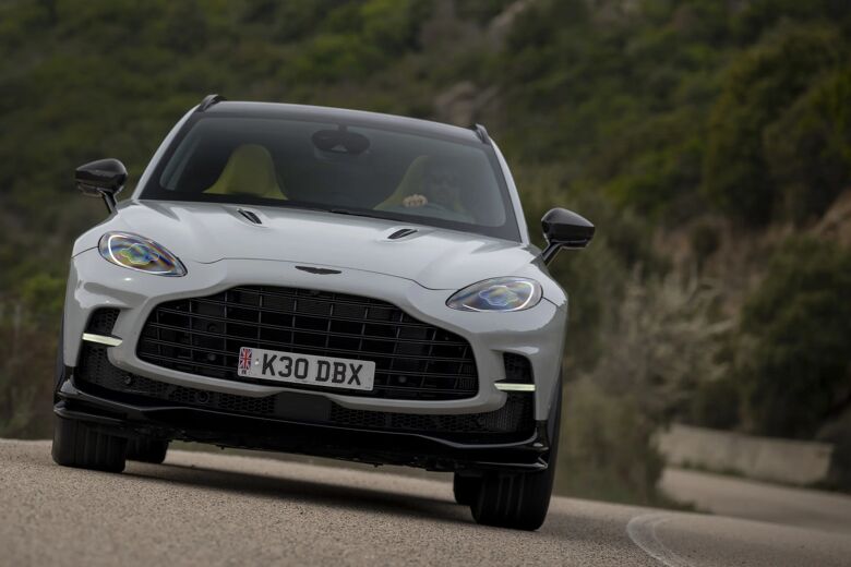 Witte Aston Martin DBX 707 recht van voren rijdend, met bewegingsonscherpte