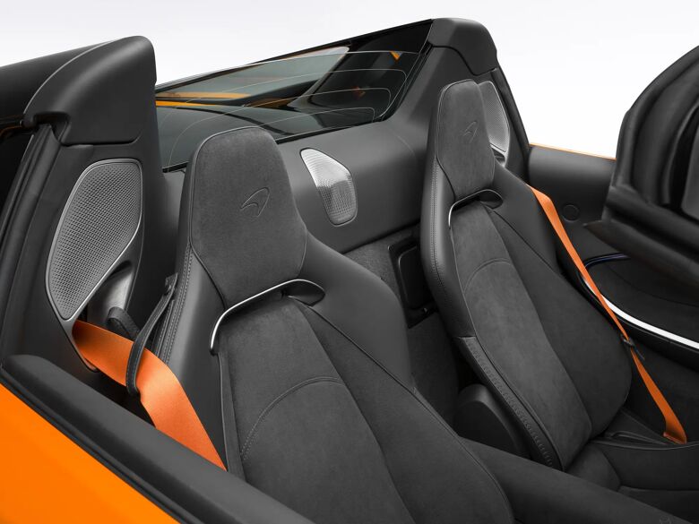 Zwarte sportstoelen met oranje accenten in het interieur van de McLaren Artura Spider