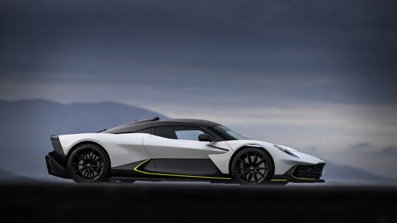 Aston Martin Valhalla geparkeerd, zijaanzicht in mistig berglandschap
