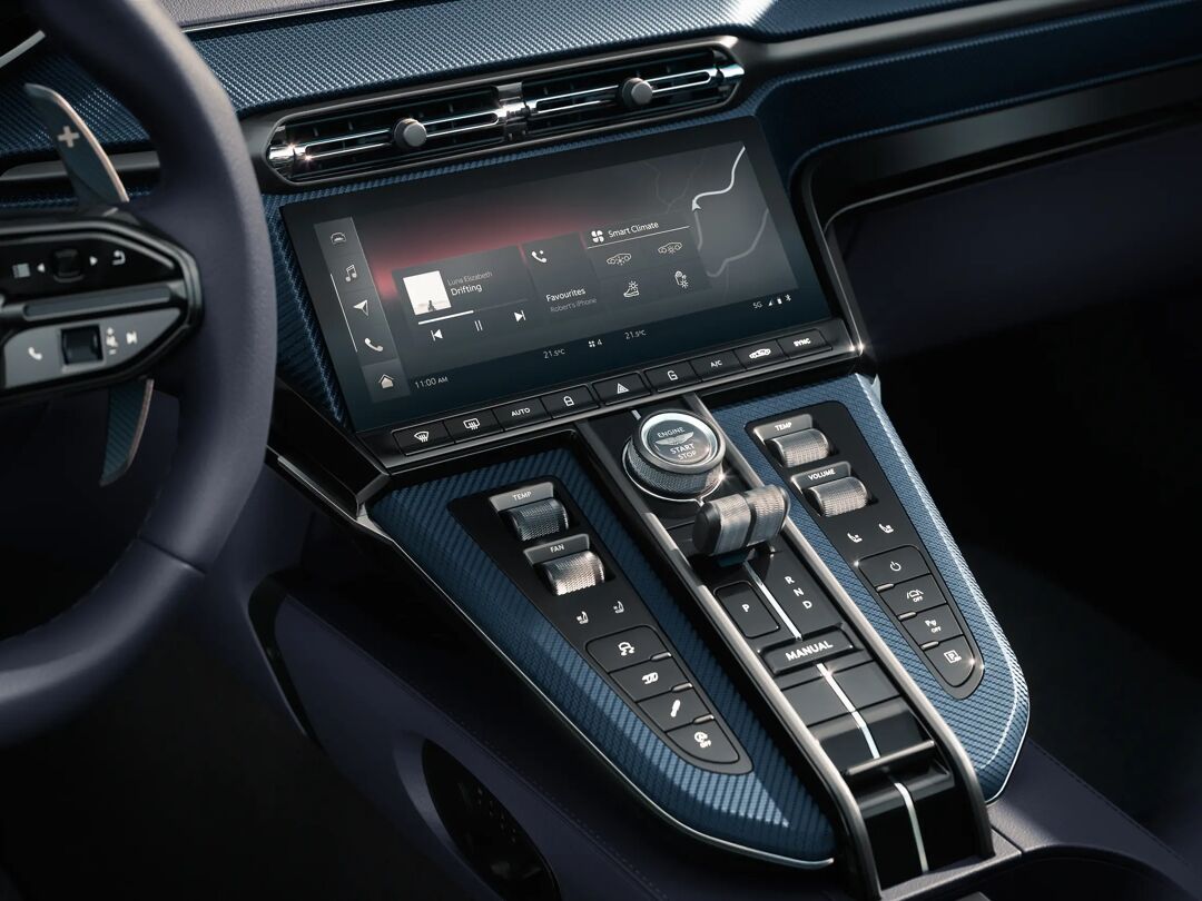 Middenconsole van de Aston Martin Vantage Roadster met centraal touchscreen en schakelbediening
