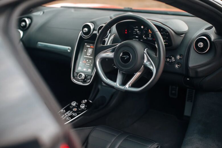 Interieurdetail van het dashboard en stuur met McLaren-logo
