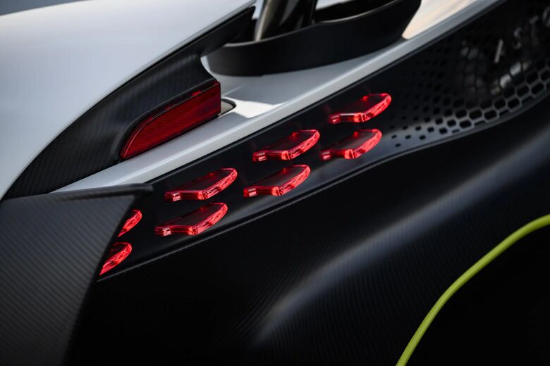 Detail van achterlicht en carbon paneel aan de achterzijde
