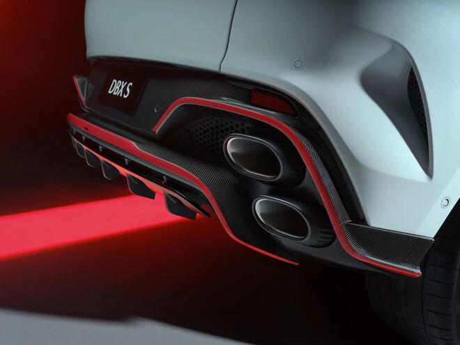 Detail van de diffuser en dubbele uitlaten van de Aston Martin DBX S met DBX S-belettering
