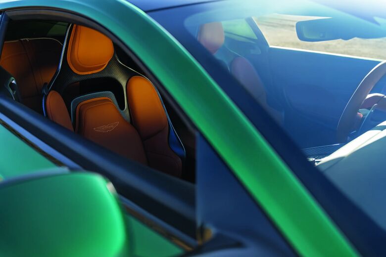 Bruin lederen stoelen van de Aston Martin DB12 gezien door het zijraam