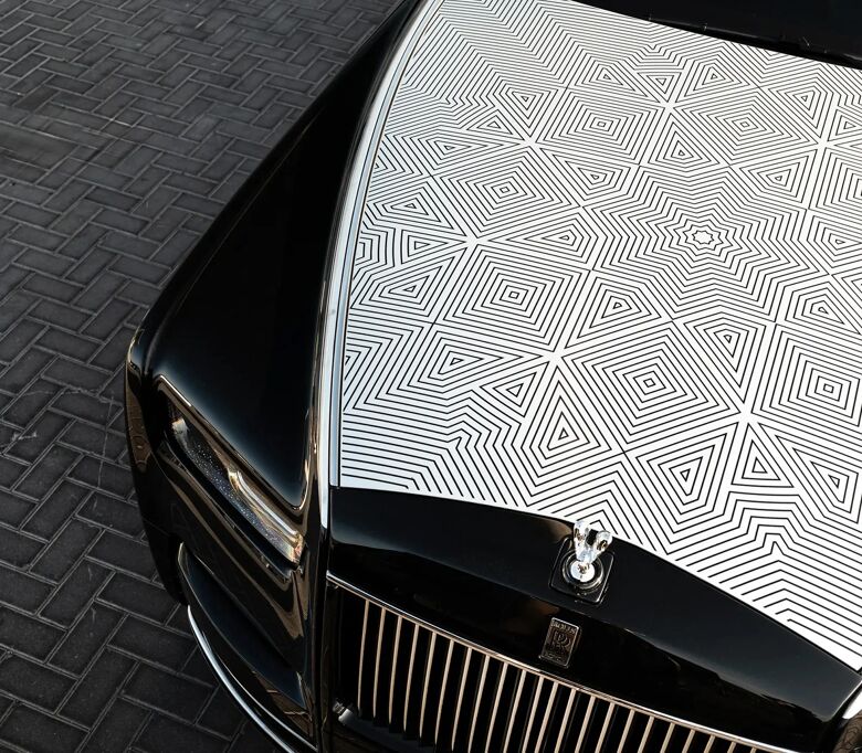 Bovenaanzicht van de motorkap met geometrisch Arabesque-patroon en de Spirit of Ecstasy
