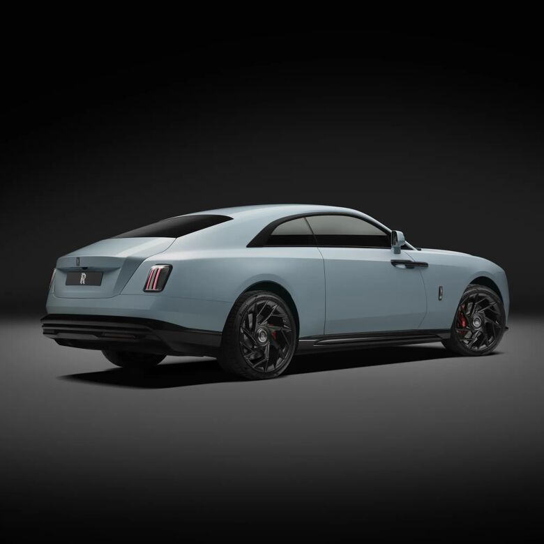 Rolls-Royce Spectre Black Badge vanuit achterdriekwart hoek in de studio.