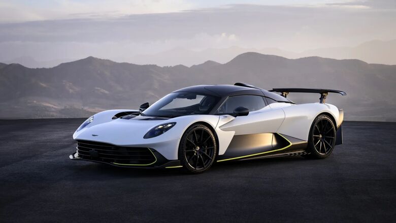 Aston Martin Valhalla geparkeerd, driekwart vooraanzicht met verlichte wielkast