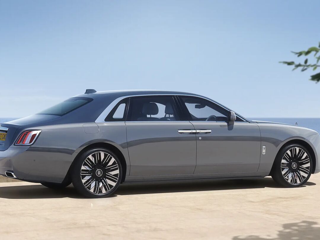 Rolls-Royce Ghost Extended schuin van achteren geparkeerd aan de waterkant