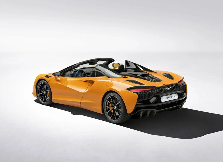 Oranje McLaren Artura Spider schuin van achteren met open dak in studio