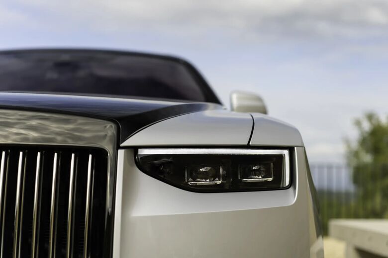 Detail van grille en koplamp aan de zijkant van de Ghost Black Badge.