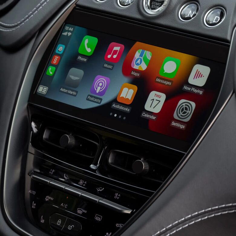 Centraal touchscreen van de Aston Martin DBX 707 met Apple CarPlay