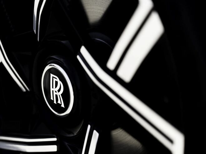 Close-up van de wielnaafdop met het Rolls-Royce RR-logo
