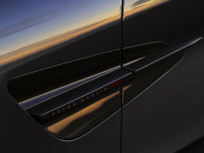 Detail van de zijflank van de Aston Martin Vanquish met Aston Martin badge in de luchtinlaat