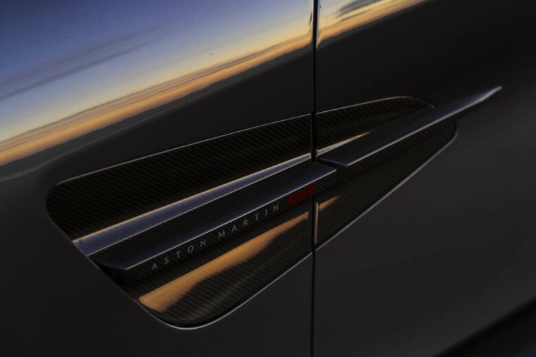 Detail van de zijflank van de Aston Martin Vanquish met Aston Martin badge in de luchtinlaat