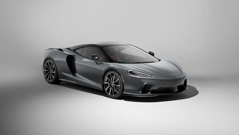 McLaren GTS in grijs, driekwart vooraanzicht op een studioachtergrond
