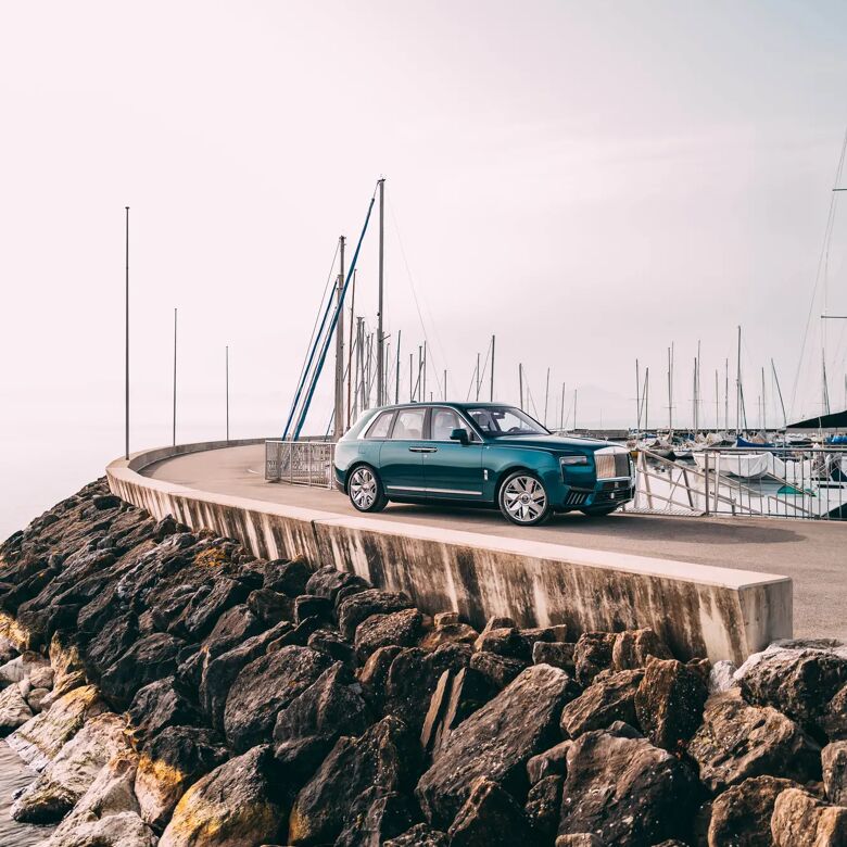 Rolls-Royce Cullinan Yachting op een pier met jachthaven op de achtergrond