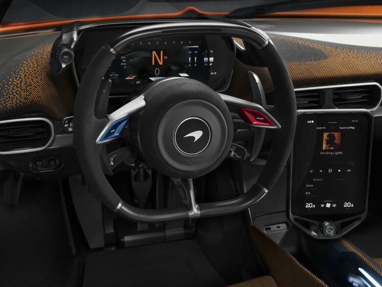 Detail van het stuur en het digitale display in de McLaren W1
