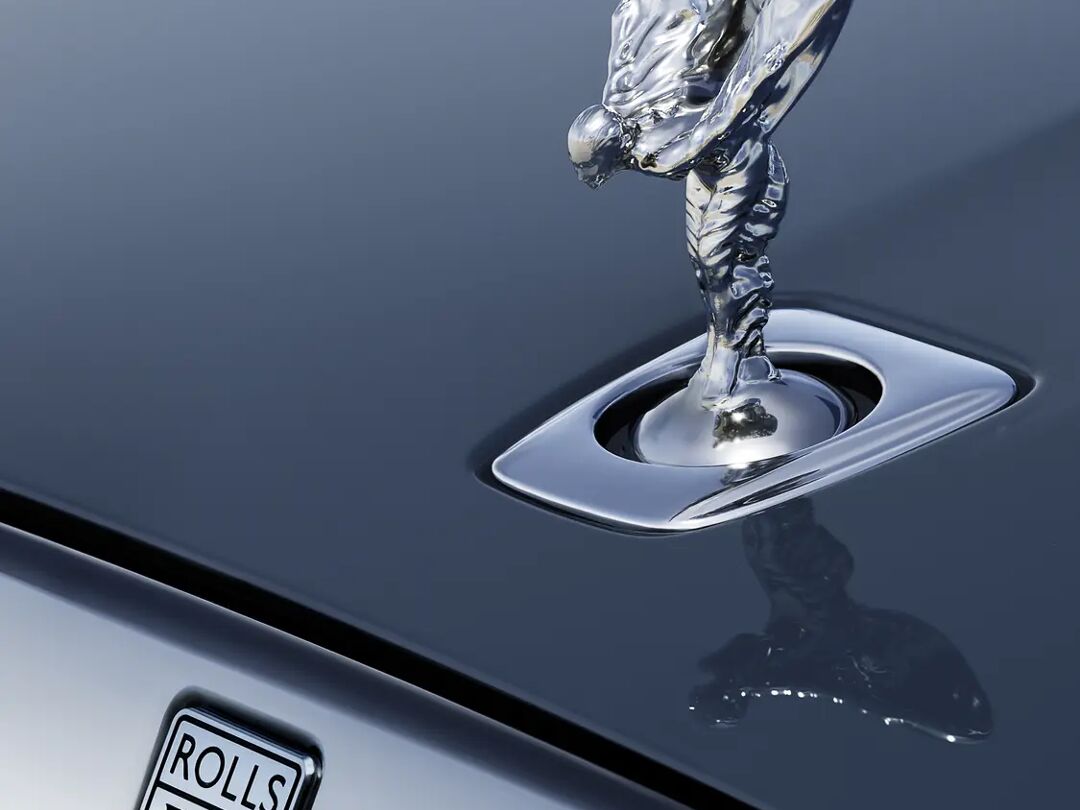 Spirit of Ecstasy-boegbeeld en Rolls-Royce-logo, verticale close-up op de motorkap