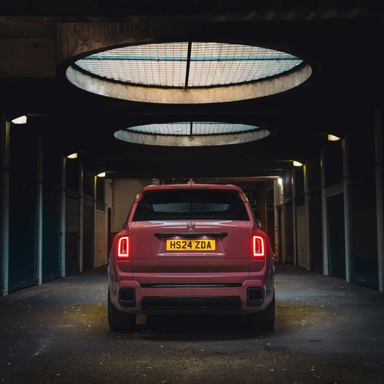 Achteraanzicht van de Cullinan Black Badge in een donkere parkeergarage